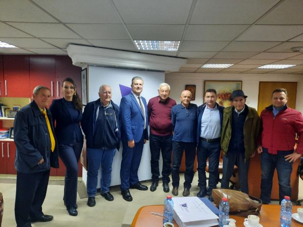 Директотот Тунтев им врачи Благодарници за придонес во развојот и промоцијата на македонското воздухопловство на осум пензионирани пилоти