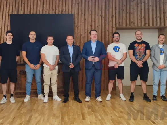 Десет лица на обука за дозвола за летечки операции, кофинансирано од државата