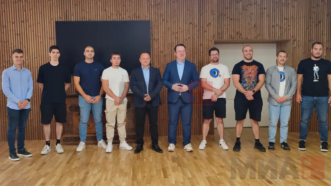 Десет лица на обука за дозвола за летечки операции, кофинансирано од државата